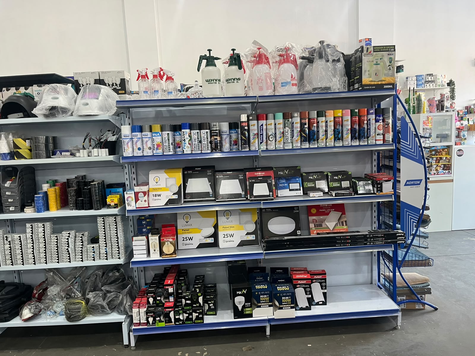 Mix completo de produtos para iluminação e tintas